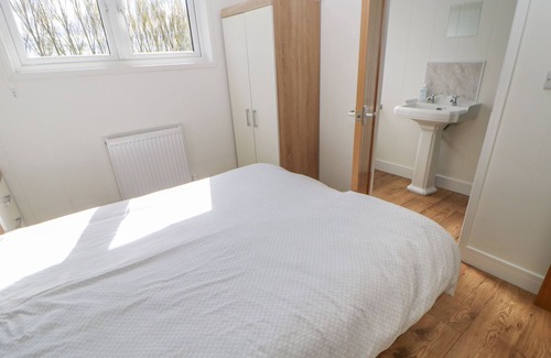 Hutton Rudby Cottage | CLEVELAND WAY POD, pet friendly, with hot tub in Hutton Rudby