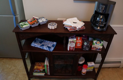 Dover Apartment | 🤓Clever Studio🍷Free Wine☕️Coffee/Tea Bar - Free Parking!