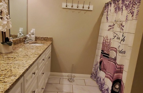Calhoun House | ✨Click Me✨️Covered Parking +Free Wifi+Smart Tvs