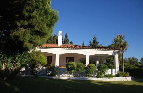 Vale de Covo Villa | Cliff top villa set in a luxuriant garden with sea view