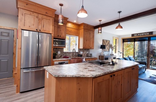 Purgatory House | Cliffside Casa (#109) | Mtn Views - Deck - 1 Mile to Ski & Mtn Biking, DogsOK
