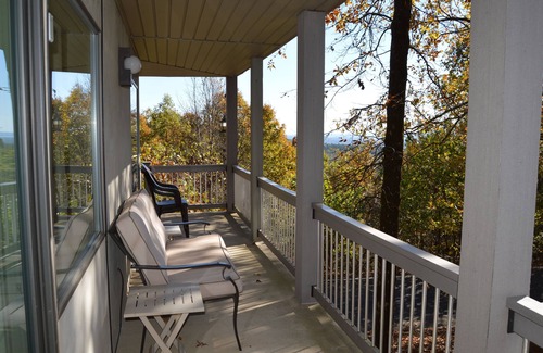 Fairfield Bay Condo | Cliffside Condo with scenic View of Greers Ferry Lake & WiFi