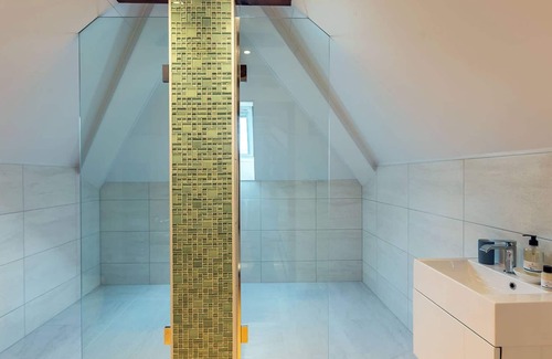 Portreath Cottage | Clifftop cottage with 100m private balcony overlooking the sea.