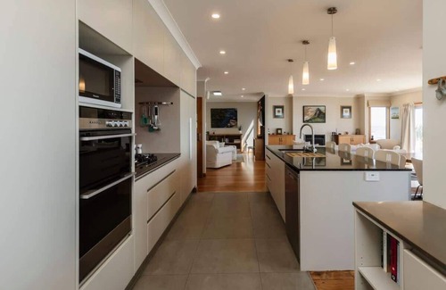 Oakura House | Clifftops - oceanfront retreat in Oakura Beach