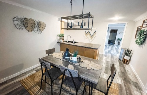 Clintonville House | ⭐️ Clintonville! Quaint Stay on Quiet Street! 2 bed/1 bath!