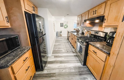 Clintonville House | ⭐️ Clintonville! Quaint Stay on Quiet Street! 2 bed/1 bath!