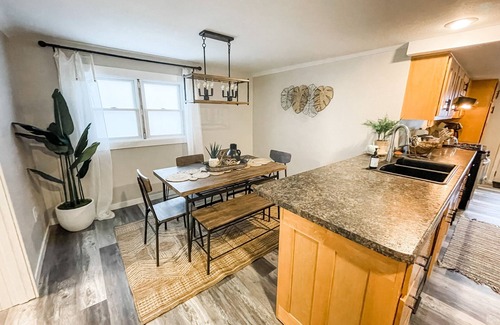 Clintonville House | ⭐️ Clintonville! Quaint Stay on Quiet Street! 2 bed/1 bath!