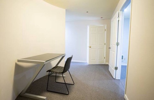 Des Moines House | Close To Airport: Modern Living