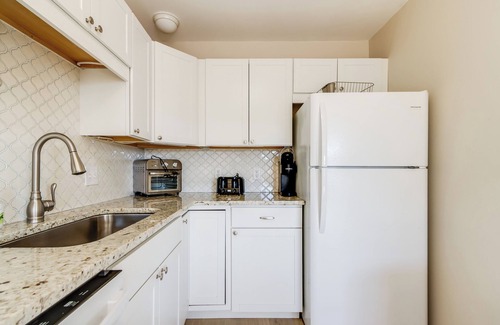 Dewey Beach Condo | Close to all Dewey Beach has to offer! Dagsworthy St. Now with WI-FI