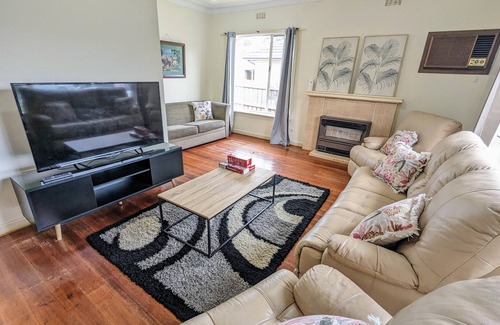 Cheltenham House | Close to beach and shopping mall