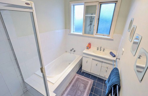 Cheltenham House | Close to beach and shopping mall