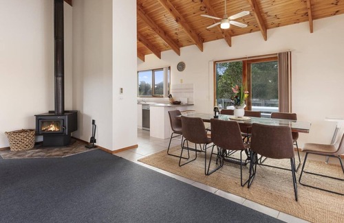 Jan Juc House | Close to beach, Wood fireplace, Pets, refreshing garden