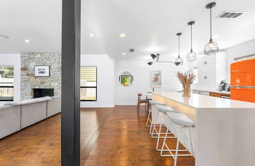 Oak Forest House | Close to Domain,DT,Shopping | Chic & Serene | 3BR