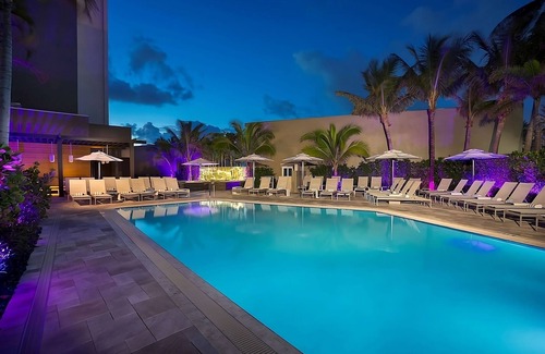 East Fort Lauderdale Hotel | Close to Downtown Fort Lauderdale! Ocean View! Parking, Pool, Pets Allowed!