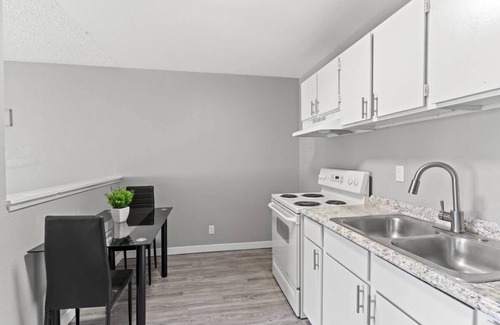 Sunrise Manor Apartment | CLOSE TO DOWNTOWN & EASY ACCESS TO THE FREEWAY, STOP BY TODAY & ENJOY YOUR STAY.