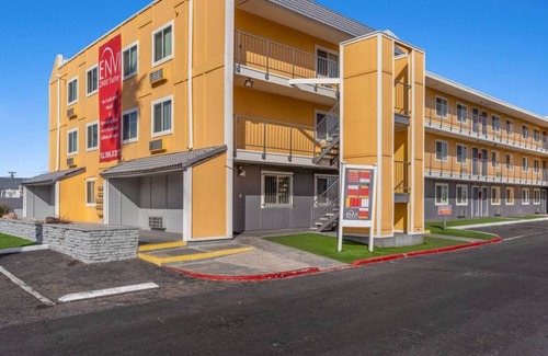 Sunrise Manor Apartment | CLOSE TO DOWNTOWN & EASY ACCESS TO THE FREEWAY, STOP BY TODAY & ENJOY YOUR STAY.