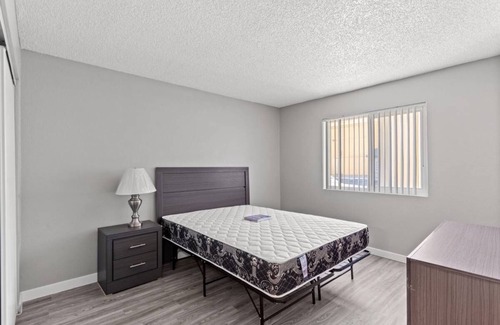 Sunrise Manor Apartment | CLOSE TO DOWNTOWN & EASY ACCESS TO THE FREEWAY, STOP BY TODAY & ENJOY YOUR STAY.