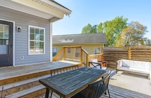 Earlewood House | Close to Downtown & USC, King, 3 TVs, Pets