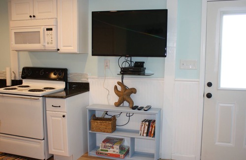 Nags Head Cottage | Close to EVERYTHING and only 5 minute walk to the beach.