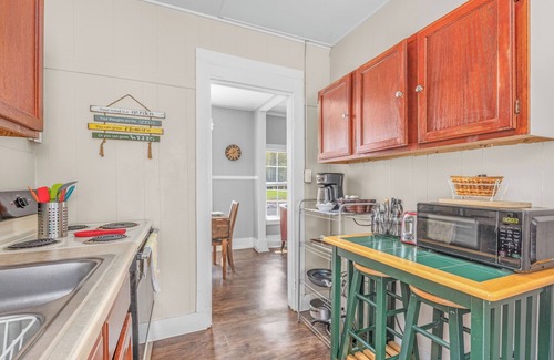 East Florence House | Close to Hospital and Downtown, Eastside Bungalow, Dogs Welcome + Fee