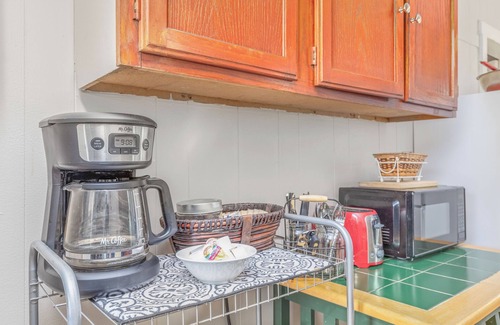 East Florence House | Close to Hospital and Downtown, Eastside Bungalow, Dogs Welcome + Fee