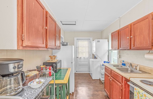 East Florence House | Close to Hospital and Downtown, Eastside Bungalow, Dogs Welcome + Fee