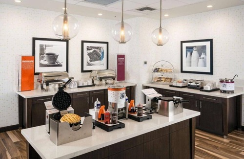 Maple Leaf House | CLOSE TO KRAKEN COMMUNITY ICEPLEX