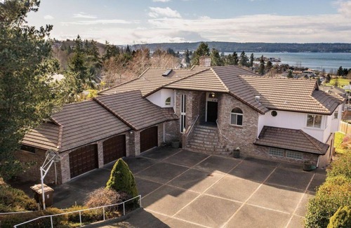 West End Apartment | Close to Mount Rainer, JBLM, Tacoma Dome, trails, etc. beautiful sunsets, pool