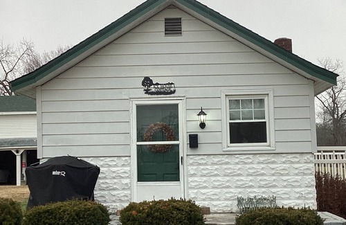Oxford Cottage | Close to Oxford and Miami U. Pet friendly-limit 2. Country setting.
