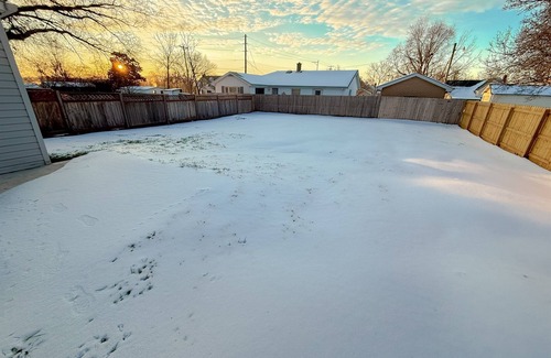 Pacific House | Close to Purina - Fully Fenced - No Cleaning Fee