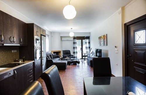 Houdetsi Villa | Close to Sandy Beach & Walking Distance to Amenities
