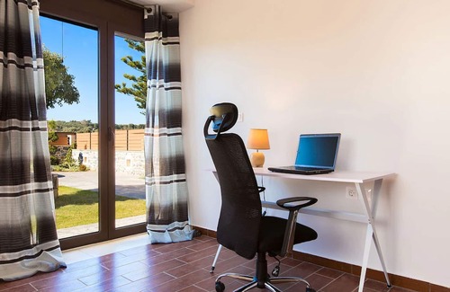 Houdetsi Villa | Close to Sandy Beach & Walking Distance to Amenities