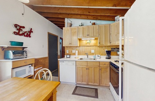 Warren Condo | Close to ski resort condo, gas fireplace, balcony, w/d, free shuttle, wifi