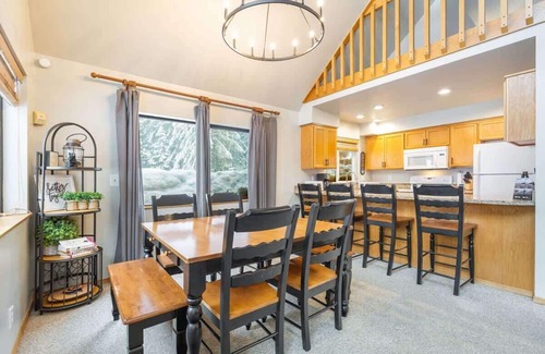 Snoqualmie Pass House | Close to Ski + Snowboard | Games | Hiking Trails