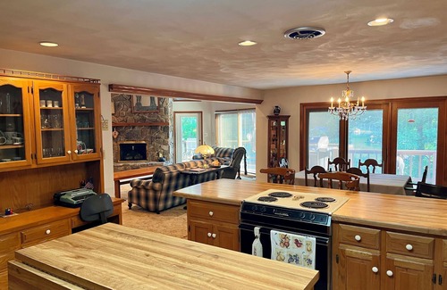 Huddleston House | Close to SML's favorite spots! Family friendly home with gorgeous views!