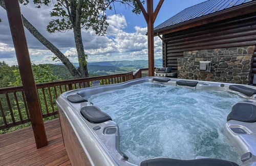 Mountain City Cabin | Cloud 9: Log Cabin, Stunning View, Luxury Hot Tub, Gas Fire Pit, 30 min to Boone