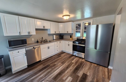 North East House | "Cloud Vine" 4-bedroom home in Erie County's North East, PA! Easy access to all!