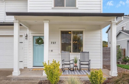 Dundee House | Cloud Wine Cottage · Charming Wine Retreat w/Kid + Dog Perks