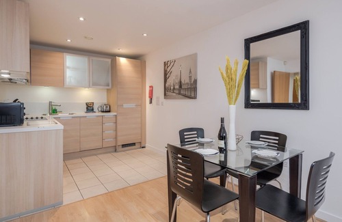 Woking Apartment | Cloud9 Apartment at The Park Heights