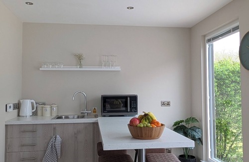 Crumlin Cabin | Clover Cottage - country lodge - Close to Belfast international Airport