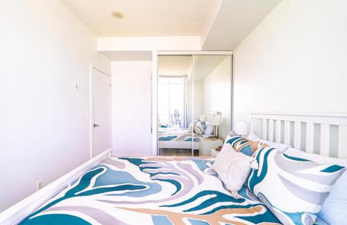 Downtown Toronto Apartment | CN Luxury Suites - Complementary Parking - Save on MONTHLY STAYS