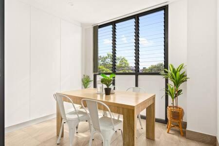 Dee Why Apartment | Coastal 2-Bed Apartment near Beach