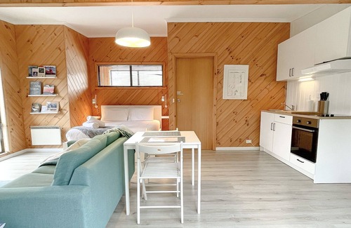 Coles Bay Apartment | Coastal apartment! Close to shops, beaches and the national park.