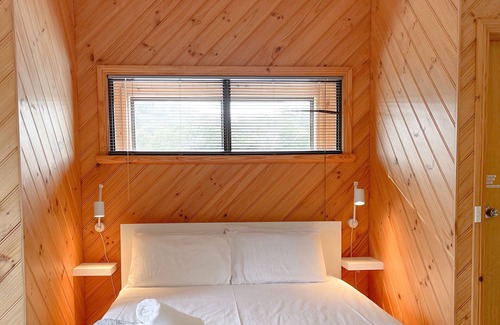 Coles Bay Apartment | Coastal apartment! Close to shops, beaches and the national park.