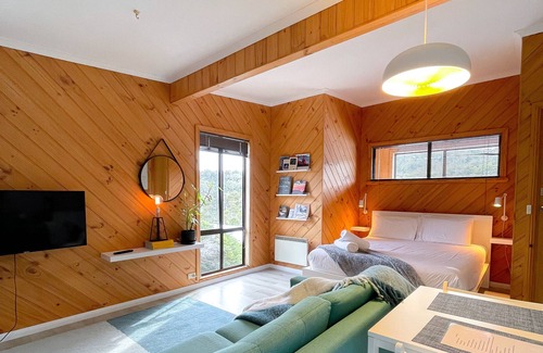 Coles Bay Apartment | Coastal apartment! Close to shops, beaches and the national park.