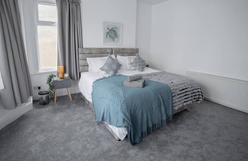 Westcliff-on-Sea House | Coastal Bliss: Inviting 3BR House w/ Outdoor Space