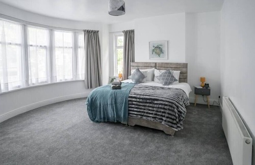 Westcliff-on-Sea House | Coastal Bliss: Inviting 3BR House w/ Outdoor Space