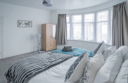 Westcliff-on-Sea House | Coastal Bliss: Inviting 3BR House w/ Outdoor Space