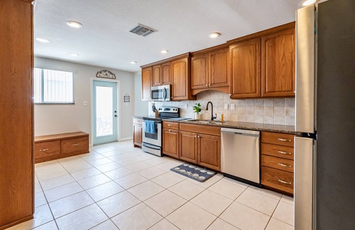 Lakeland House | Coastal Cabana in Lakeland with King Bed