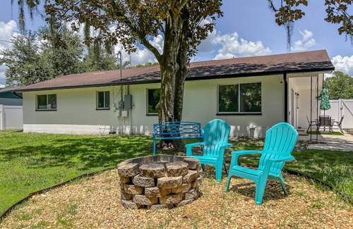 Lakeland House | Coastal Cabana in Lakeland with King Bed